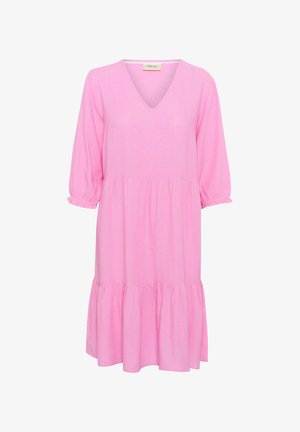 Rózsaszín ruha V-kivágással, háromnegyedes puff ujjakkal és tiered fodros aljjal. Puha anyagból készült, laza szabású.
