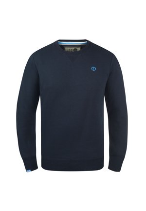 Felpa blu navy con scollo a V, polsini e orlo a costine, con un piccolo logo blu sul petto e dettaglio interno del colletto a righe.