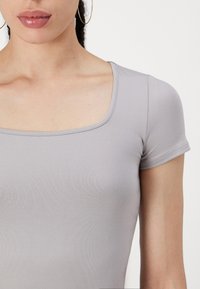 Hollister Co. SEAMLESS DOUBLE SQUARE - Základné tričko - ash