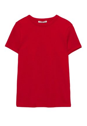 Červené krátke tričko s okrúhlym výstrihom a krátkym rukávom, jednoduchý dizajn, štítok v límci, zobrazené ležérne na bielom pozadí.