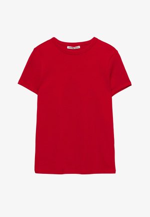 Červené krátke tričko s okrúhlym výstrihom a krátkym rukávom, jednoduchý dizajn, štítok v límci, zobrazené ležérne na bielom pozadí.