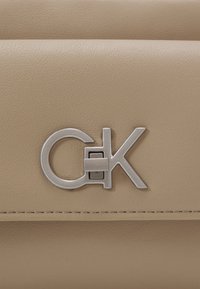 Calvin Klein RE LOCK CAMERA BAG - Borsa a tracolla - silver mink