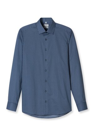 Camicia da uomo a maniche lunghe con bottoni, blu con un piccolo motivo geometrico e colletto classico, posata distesa su sfondo bianco.