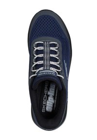 Zapatillas de malla marina con acentos grises, que cuentan con cordones prominentes, diseño transpirable y plantilla acolchada para mayor comodidad. Logo de la marca visible.