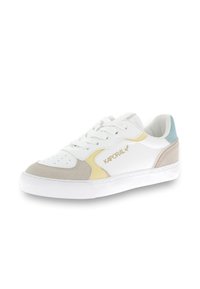Sneaker bianco con accenti beige, gialli e blu chiaro. Presenta punta tonda, dettagli perforati e suola cucita. Logo visibile sul lato.