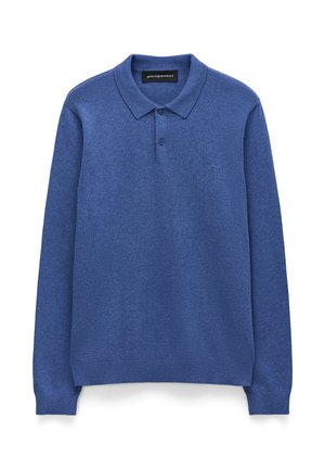 Blaues langärmeliges Strick-Poloshirt mit zwei Knöpfen und Kragen, mit einem kleinen, dezenten eingestickten Logo auf der linken Brust.