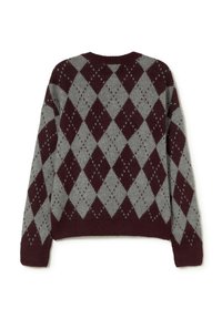 Suéter de punto argyle en burdeos y gris con cuello redondo, patrón texturizado y dobladillo acanalado. Diseñado para un ajuste relajado.