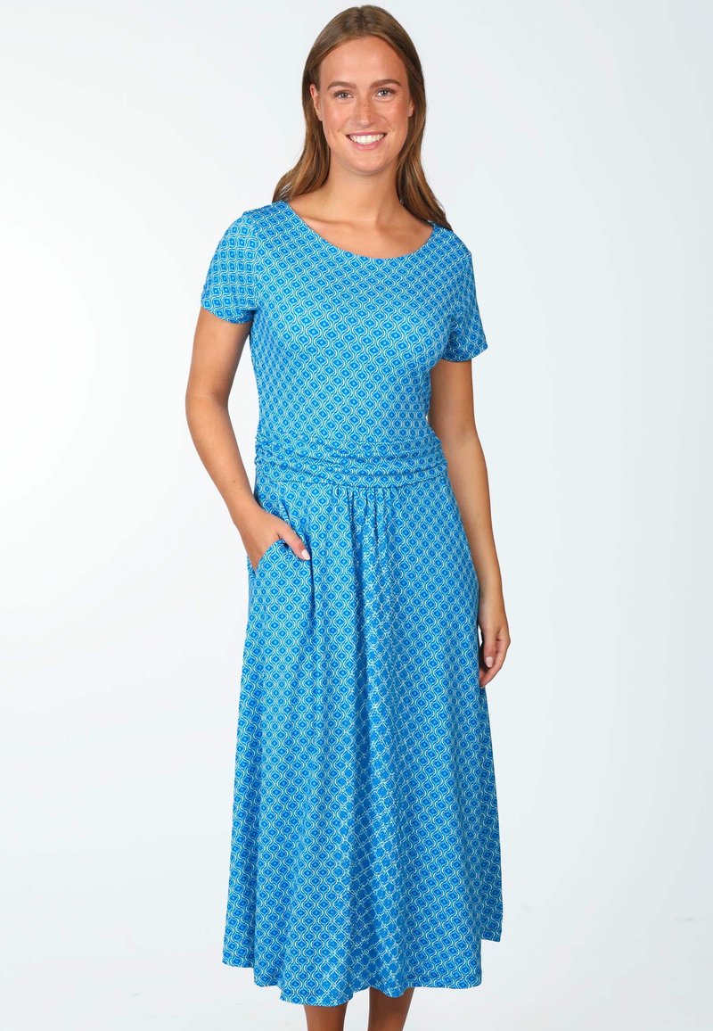 Blaues Kleid mit geometrischem Muster, kurzen Ärmeln, taillierter Taille und Taschen. Aus weichem Stoff, knielang mit einem leichten Schwung.