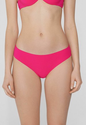 Heldere roze bikini onderkant met een gladde, elastische textuur en een lage taille. Minimalistische stijl zonder zichtbare hardware of patronen.