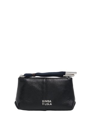 Bolso de muñeca de cuero negro con cierre de cremallera plateado y correa trenzada azul marino, con el logo "BIMBA Y LOLA" en letras plateadas en el frente.