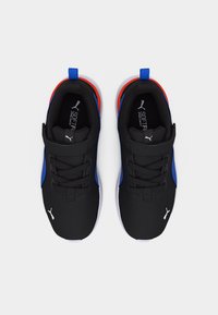 Μαύρα αθλητικά παπούτσια με μπλε και κόκκινες λεπτομέρειες, που διαθέτουν κορδόνια, λουρί με βέλκρο, λευκά λογότυπα Puma και μαλακές λευκές σόλες.