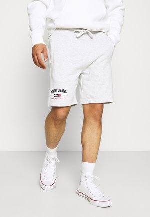 Grå bomuldsshorts med elastisk talje, snøre og sidelommer; har rødt og navy broderet "TOMMY JEANS"-logo.