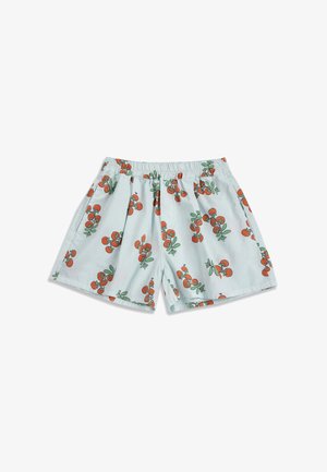 Pantaloncini azzurri chiari con elastico in vita e stampa di grappoli di ciliegie rosse sparse sul tessuto.
