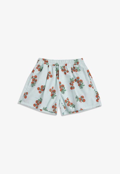 Shorts bleu clair avec taille élastique et imprimé de grappes de cerises rouges dispersées sur le tissu.