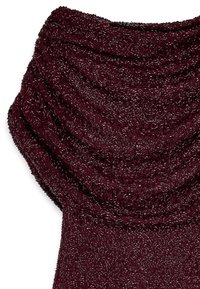 Burgundská textúrovaná šatka s vrstveným drapovaním, vyrobená z jemného materiálu a s jemným strieborným vláknením pre zvýraznenie detailov.