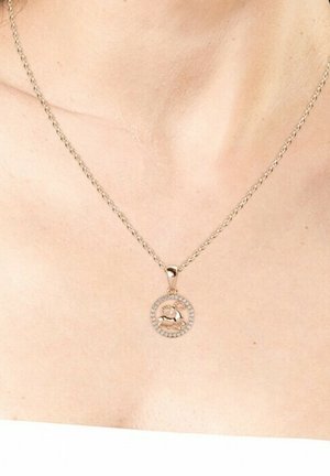 Roségoldene Kette mit einem runden Anhänger, der ein Design eines Pferdes zeigt, umgeben von kleinen klaren Edelsteinen. Die Kette hat eine gedrehte Struktur.