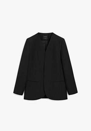 Blazer sartoriale nero con maniche lunghe, davanti aperto e due tasche orizzontali a fessura, disteso su uno sfondo bianco.