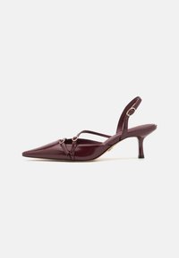 Chaussures à talons en cuir verni bordeaux, à bout pointu, avec des sangles décoratives et des accents dorés. Hauteur de talon de 5 cm.