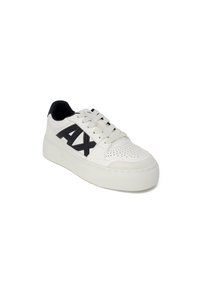 Sneaker in pelle bianca con logo nero, punta rotonda, dettagli perforati sulla punta e una suola bianca spessa. Design con lacci nella parte superiore.