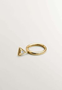 Anillo en tono dorado con una banda lisa y un colgante triangular que presenta una piedra preciosa clara, acentuado con detalles en los biseles.
