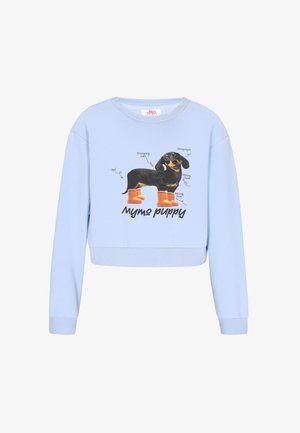 Sudadera corta azul claro con una imagen gráfica de un Dachshund con botas naranjas, etiquetado con frases descriptivas sobre sus características.