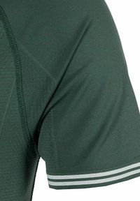 Donkergroen sportshirt met een gestructureerd oppervlak, korte mouwen en witte gestreepte accenten op de manchetten.