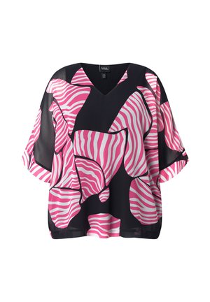 Zwarte losvallende blouse met brede mouwen en grote abstracte roze en witte zebraprint.