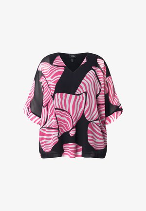 Sort løs bluse med vide ærmer, der har store abstrakte zebrastriber i pink og hvid.