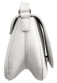 Bolso de cuero texturizado gris con forma redondeada, que cuenta con un asa superior y acentos de hardware plateado. Vista lateral que resalta los detalles de las costuras.