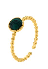 Bague en or avec un design perlé et une pierre centrale en malachite verte ornée de bandes vert foncé. Texture lisse, forme circulaire.