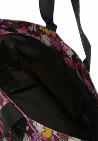 Tote bag met een roze gestreepte binnenkant met cartoonfiguren, zwarte fabricagevoering en duurzame handvatten. Bevat details van een binnenzak.