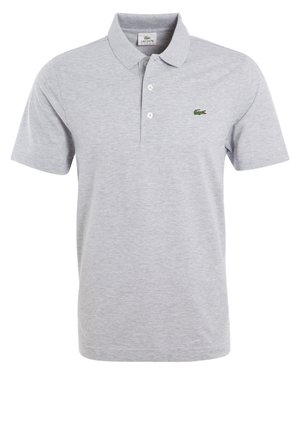 Polo à manches courtes gris clair avec deux boutons blancs et logo crocodile vert sur la poitrine gauche.