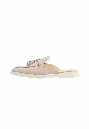 Scarpa slip-on in suede rosa chiaro con punta arrotondata, decorata da un fiocco e suola in gomma bianca. Texture liscia con dettagli di cucitura minimi.