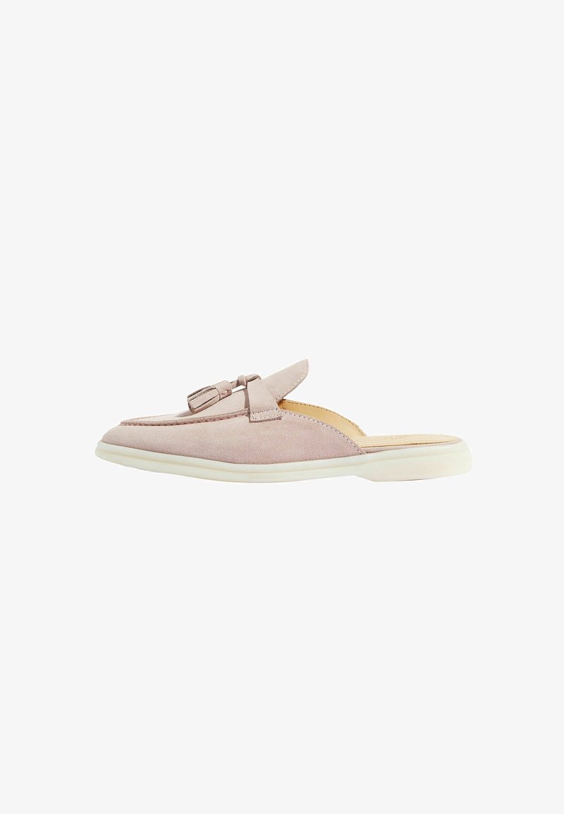 Scarpa slip-on in suede rosa chiaro con punta arrotondata, decorata da un fiocco e suola in gomma bianca. Texture liscia con dettagli di cucitura minimi.