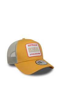 Gorra amarilla con una parte posterior de malla y una etiqueta cuadrada que presenta "Buffalo, NY" y "New Era" en bordado colorido. Visera curvada y correa ajustable.