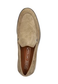 Beige suede instapper met een ronde neus, witte rubberen zool en subtiele stikseldetails. Het interieur heeft een bruine binnenzool met merklabel.
