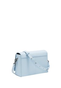 Borsa a tracolla in pelle azzurro chiaro con un design strutturato, forma rettangolare, tracolla regolabile e dettagli di cucitura in evidenza.