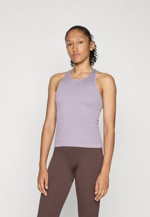 Lys lilla ribbet tanktopp med scoop-hals og racerback-design, kombinert med mørkebrune ribbede leggings.