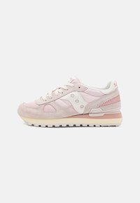 Chaussure de sport rose composée d'un mélange de matériaux en mesh et en daim, avec un talon texturé, des accents blancs et une semelle de couleur claire.
