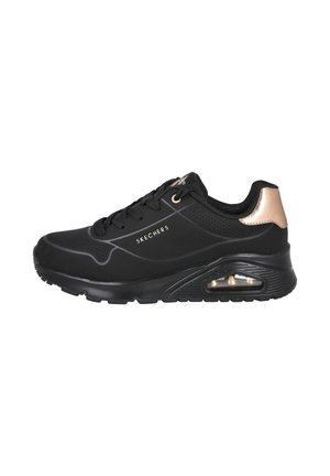 Zapatilla negra de Skechers con suela con amortiguación de aire, cordones negros, detalles perforados y acento en esmalte rosa dorado en el talón.