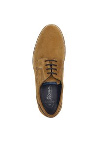 Chaussure en suede beige à lacets avec bout arrondi, couture contrastante et surface texturée. Elle présente une doublure intérieure bleue et le logo de la marque.