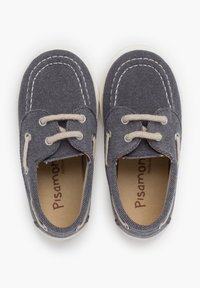 Graue Leinenschuhe mit weißen Gummisohlen, zwei Ösen und beigen Schnürsenkeln. Das Innenfutter verfügt über eine hellbraune Einlegesohle mit Branding.