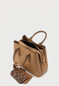 Brązowa skórzana torebka z czarnymi wykończeniami, złotym zamkiem błyskawicznym, dwiema rączkami oraz odpinaną małą saszetką w panterkę i portfelem na białym tle.