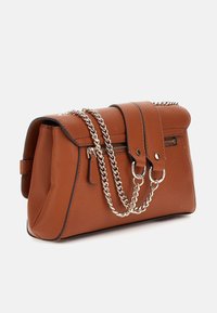 Borsa a mano in pelle marrone con superficie testurizzata, dotata di tracolla a catena, doppi dettagli con fibbia e scomparto con cerniera.
