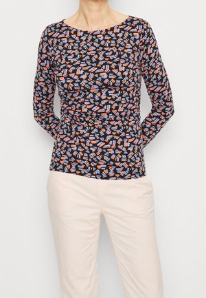 Langärmliges Oberteil mit schwarzem Grund, das ein buntes abstraktes Muster in Rot, Pink und Blau zeigt. Weicher Stoff mit rundem Halsausschnitt.