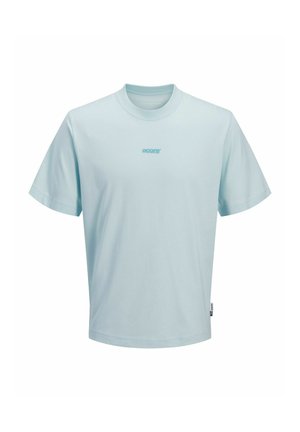 T-shirt bleu clair à manches courtes et col rond avec un petit texte de logo centré sur la poitrine et une étiquette en tissu sur la couture latérale gauche.