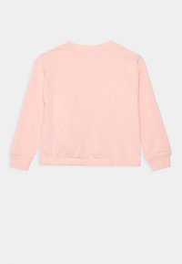 Felpa rosa chiaro, morbido tessuto misto cotone, collo rotondo, maniche lunghe, polsini e parte inferiore a coste, design semplice, senza motivi o accenti visibili.