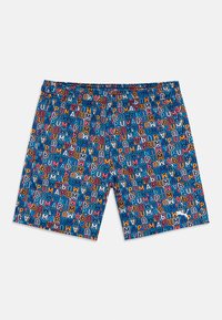 Shorts de bain colorés avec un fond bleu présentant un motif répétitif du mot "PUMA" dans diverses couleurs et formes géométriques. Ceinture élastique.