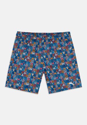 Costumi da bagno colorati con uno sfondo blu e un motivo ripetuto della parola "PUMA" in vari colori e forme geometriche. Vita elastica.