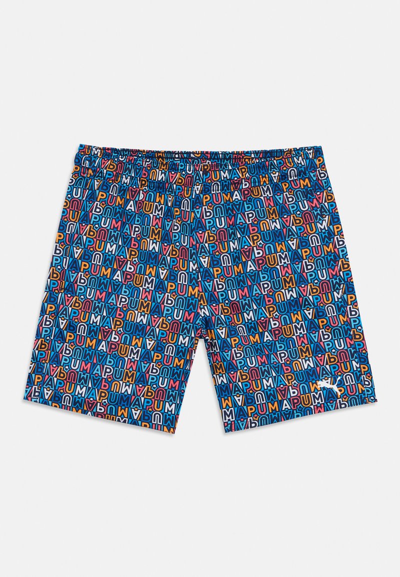Shorts de bain colorés avec un fond bleu présentant un motif répétitif du mot "PUMA" dans diverses couleurs et formes géométriques. Ceinture élastique.